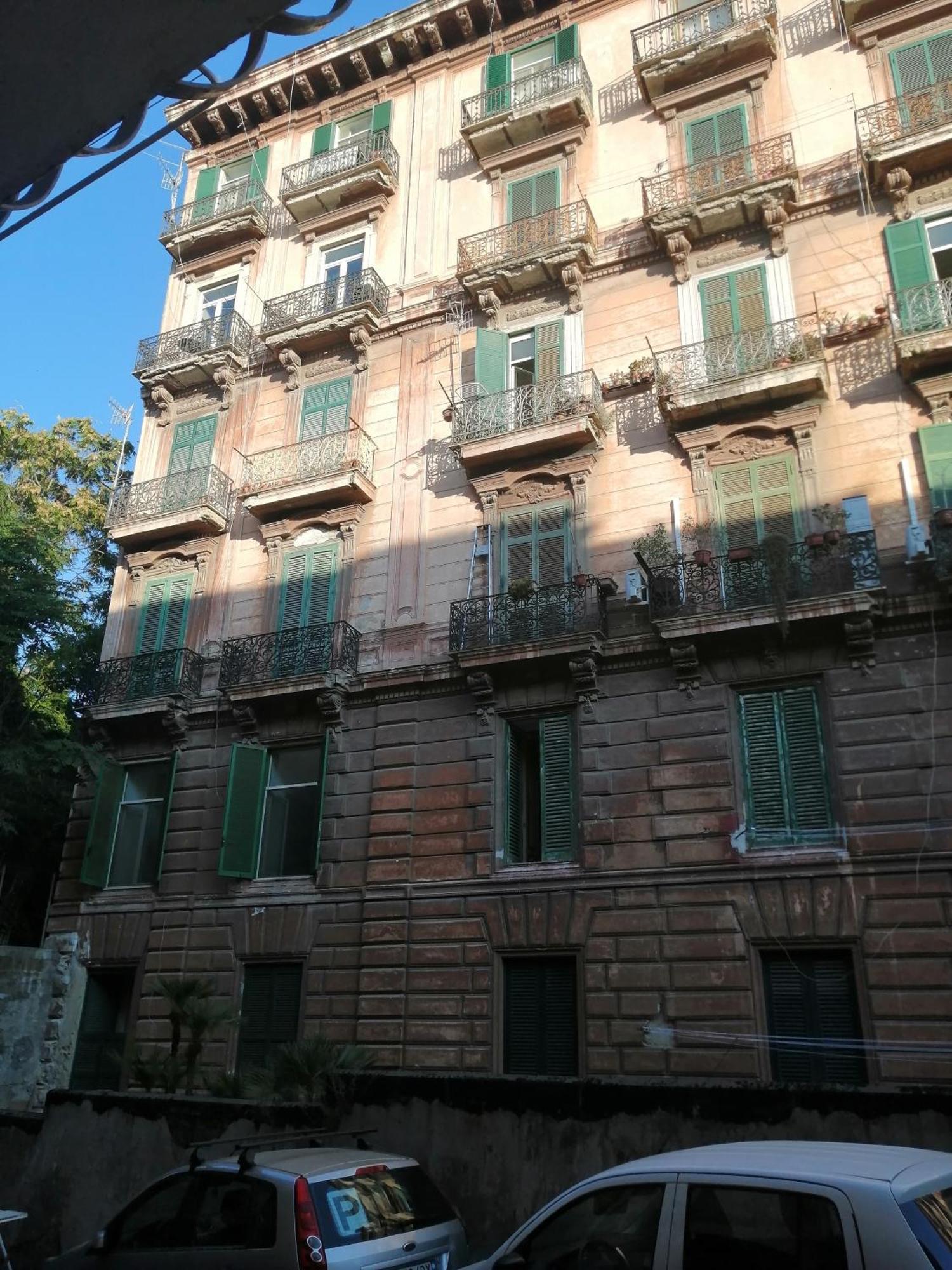 Inside Naples-dint'e'viche' Naples